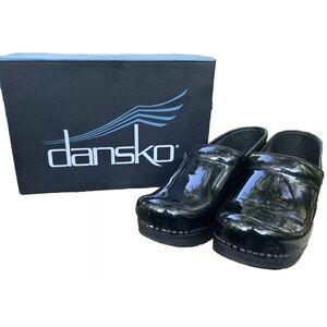 Dansko Women's Size 38 Narrow US 7.5-8 Narrow Black Patent Leather Clogs w/ box